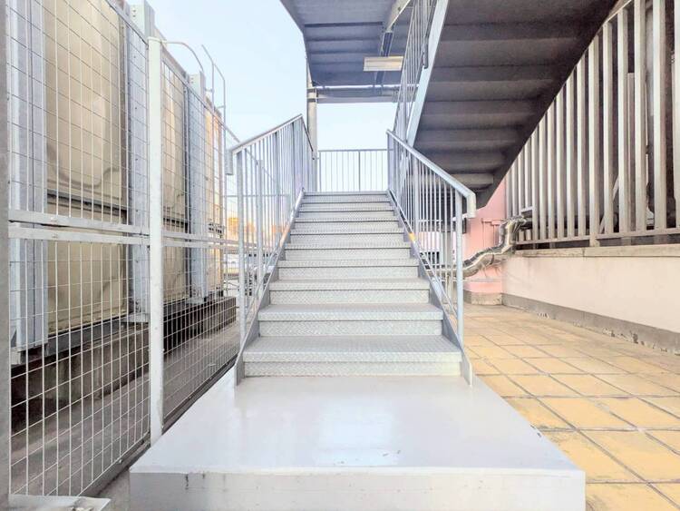 その他 共用部の階段です。明るく清潔に管理されています。