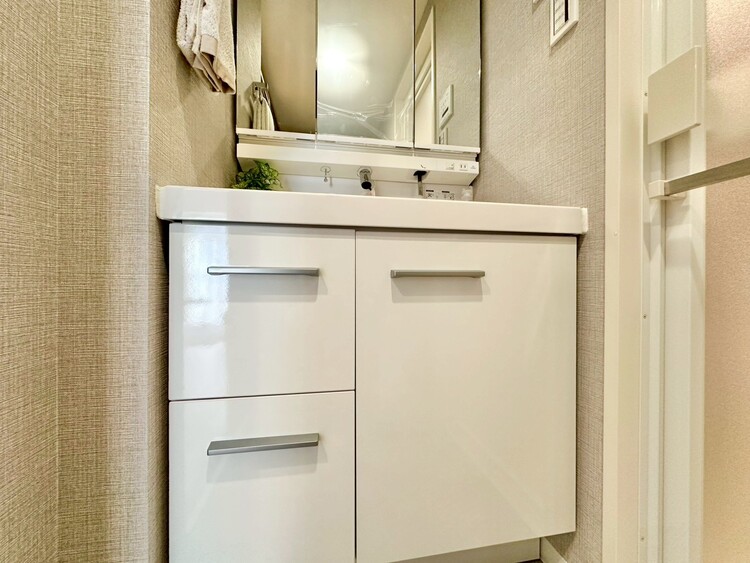 その他 清潔感を感じられる洗面化粧台。