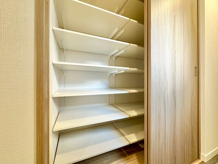 その他 収納スペースが付いていて、お部屋を広く使っていただけます。