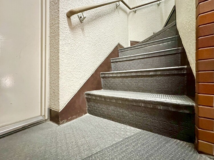 その他 共用部の階段です。明るく清潔に管理されています。