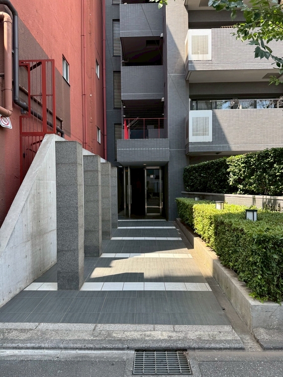 その他 上質感漂う玄関アプローチです。