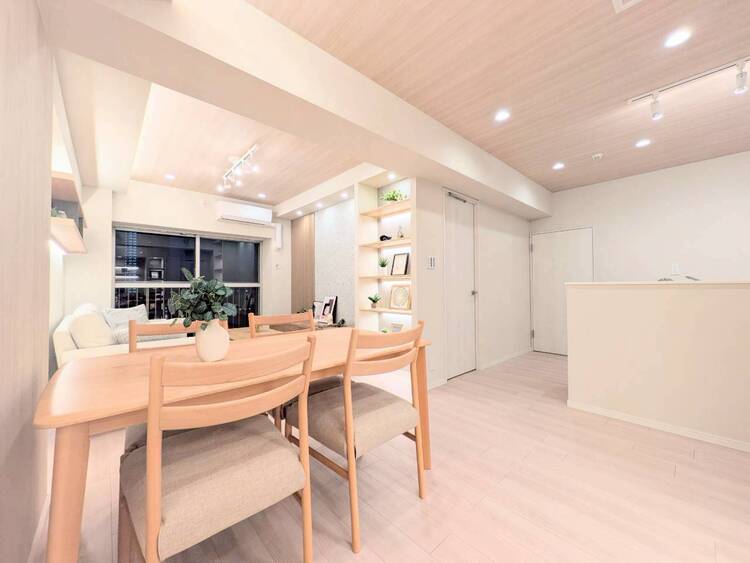 居間 落ち着いた雰囲気に包まれて、伸びやかな空間。