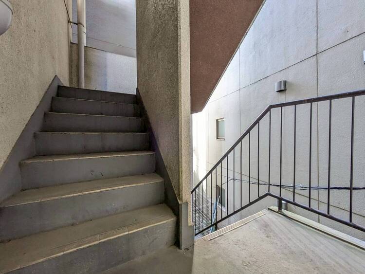 その他 共用部の階段です。明るく清潔に管理されています。