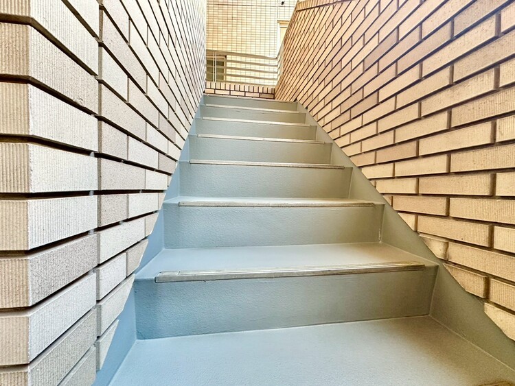 その他 共用部の階段です。明るく清潔に管理されています。