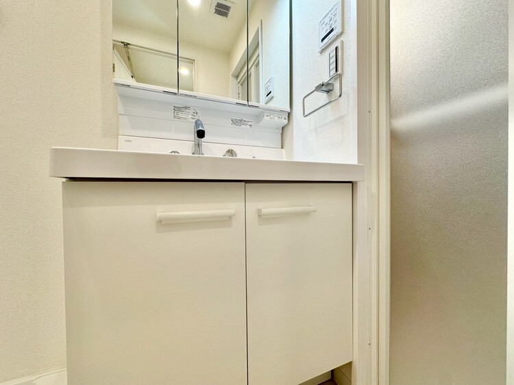 その他 清潔感を感じられる洗面化粧台。