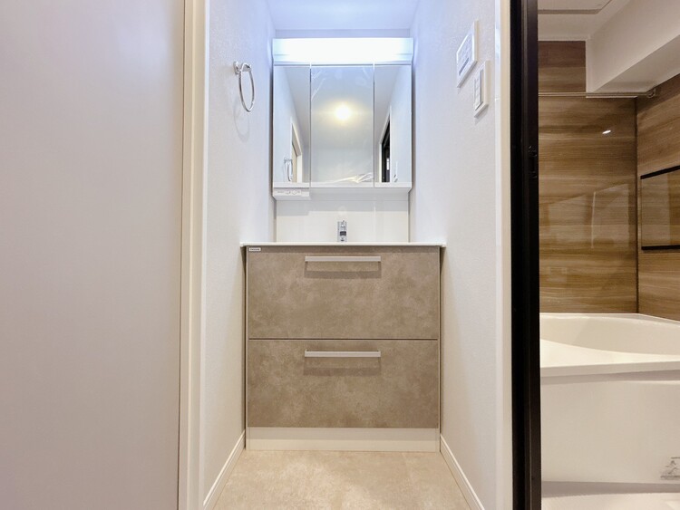 その他 清潔感を感じられる洗面化粧台。