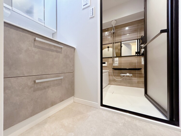 その他 十分な広さの脱衣所。