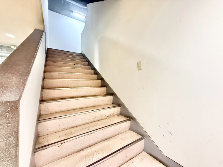 その他 共用部の階段です。明るく清潔に管理されています。
