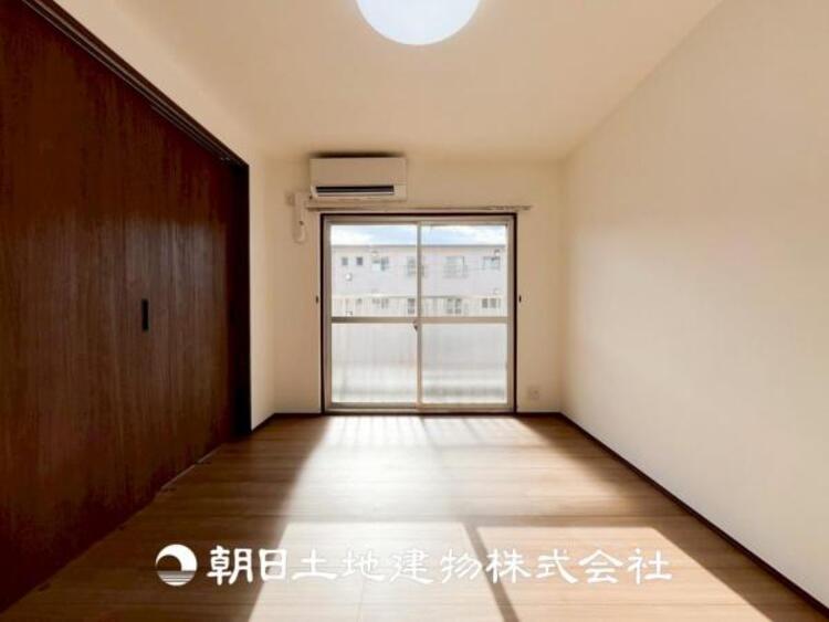 内装 【居室】爽やかな空間演出とセンス良く纏められた室内は良質な寛ぎ空間。そこで暮らす大切な人達のことを考え造りこんだ空間は日々の生活に安らぎを与えてくれます。