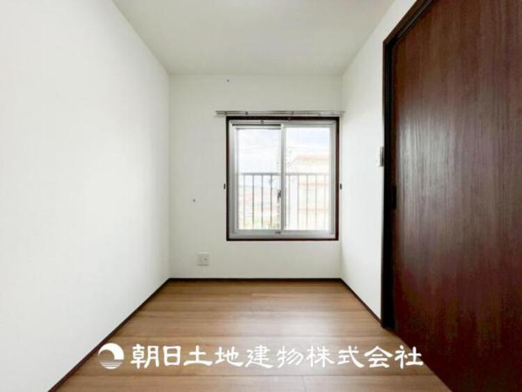 内装 【居室】大切な家族一人ひとりの大切な個別空間。趣味・感性で個性的に飾って頂けるようシンプルに仕上げてあります。自分時間を充実させながら心豊かなひとときを過ごすための大切な空間。