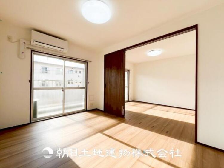 居間 【リビング】1日の中で最も長い時間を過ごすことになるリビングだからこそ、いつも笑顔があふれる空間であるように。広々とした空間から幸せな未来を。1日の中で最も長い時間を過ごすリビングは、笑顔があふれる空間です。広々とした空間から幸せな未来を。