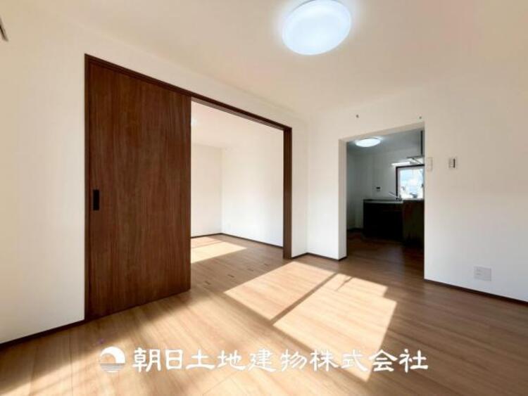 居間 【リビング】開放的で明るい空間が広がるLDK。リビングには暖かな太陽が降り注ぎ、爽やかな住空間です。お友達を呼んでお茶をしたり、一緒に料理を楽しみながら楽しい時間を。