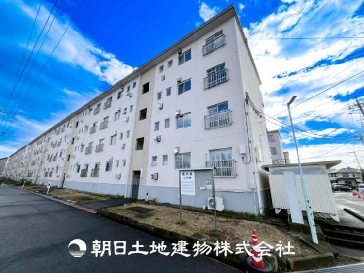 外観 【外観写真】表現された空間はたくさんの光を浴び、風を感じ、暮らしの時間を豊かにしてくれます。デザインされた空間と競い合うかのような充実した建物と共に大切な家族の思い出を刻んでいきます。