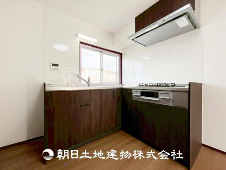 キッチン 【キッチン】仲良しなご夫婦、お子様、みんなでお料理ができる程の贅沢なスペースを実現したキッチンとなっております。みんなで作った料理を召し上がりながらの会話は盛り上がること間違いなしです。