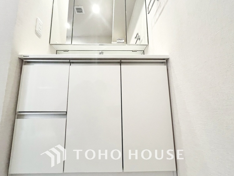洗面 【WASHROOM】◆快適◆煌びやかな暮らしの中にも忘れたくない快適さ。大きな収納が助けてくれます。