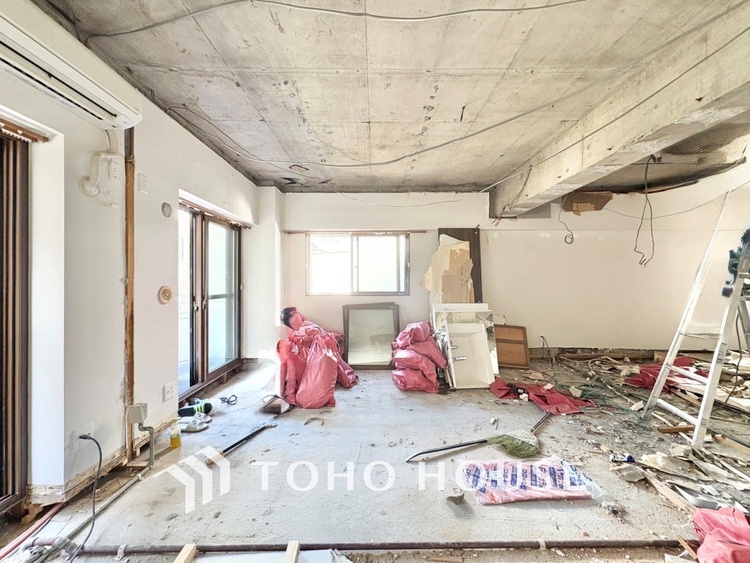 内装 現在改装中◆陽光◆が差し込む。この開放的なLDKに家族の笑顔が集う。家族が一緒に過ごす空間は明るく、そして居心地よく。