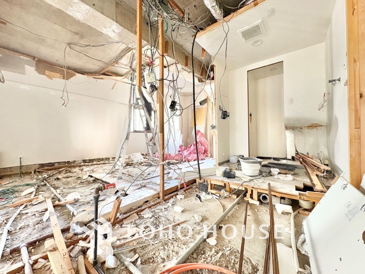 洗面 現在改装中◆快適◆煌びやかな暮らしの中にも忘れたくない快適さ。大きな収納が助けてくれます。