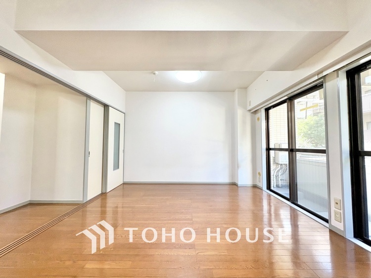 内装 現在改装中◆陽光◆が差し込む。この開放的なLDKに家族の笑顔が集う。家族が一緒に過ごす空間は明るく、そして居心地よく。