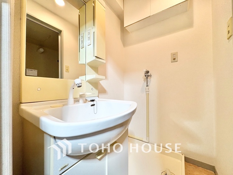 洗面 現在改装中◆快適◆煌びやかな暮らしの中にも忘れたくない快適さ。大きな収納が助けてくれます。