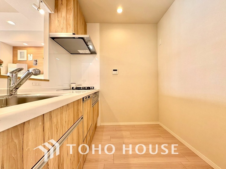 キッチン 【KITCHEN】◆ワクワク◆開放的で機能性も高いシステムキッチン。お子様は毎日のご飯にワクワク！