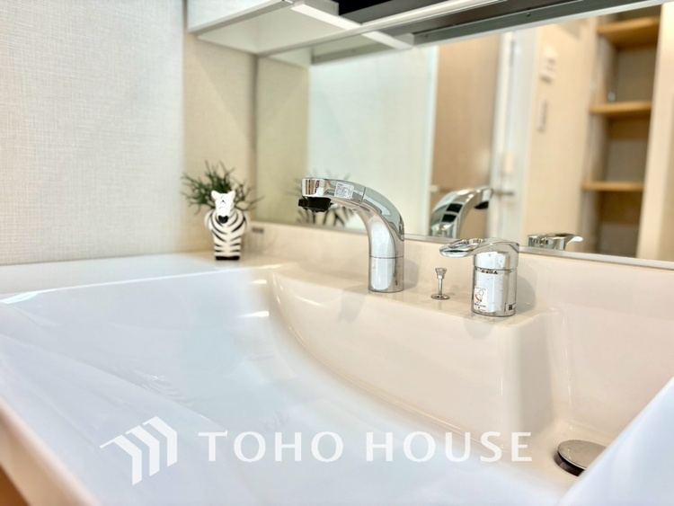 洗面 【WASHROOM】◆快適◆煌びやかな暮らしの中にも忘れたくない快適さ。大きな収納が助けてくれます。