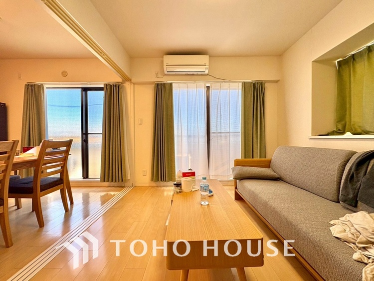 内装 【LIVING】◆眩い◆光が燦々と入り、家族の笑顔を照らす。「いつまでも続いて」と願う夢のような毎日がここにある。