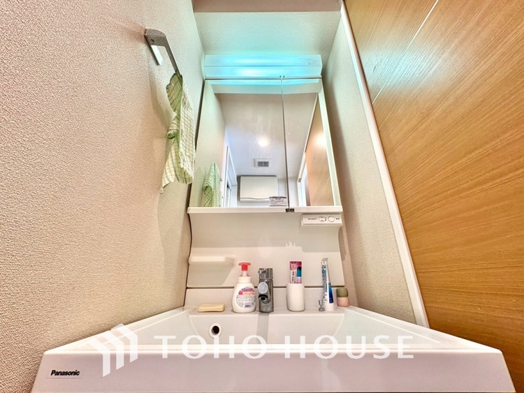 洗面 【WASHROOM】◆快適◆煌びやかな暮らしの中にも忘れたくない快適さ。大きな収納が助けてくれます。