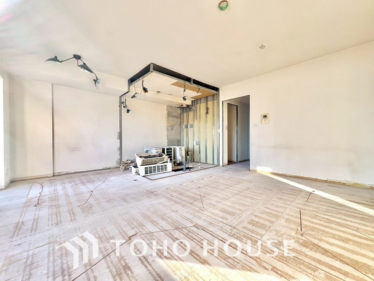 内装 現在改装中◆陽光◆が差し込む。この開放的なLDKに家族の笑顔が集う。家族が一緒に過ごす空間は明るく、そして居心地よく。