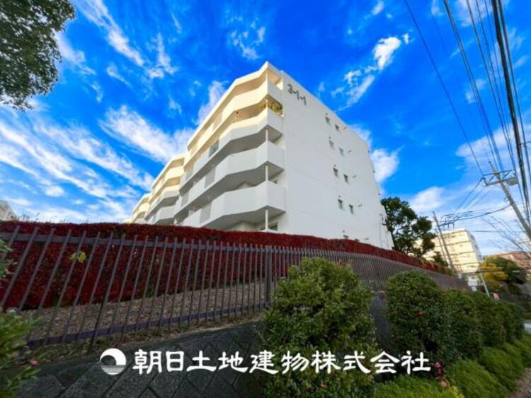 外観 目の前に手を伸ばせば、触ることが出来そうな環境が、そのままインテリアになったような印象です。その豊かな眺望にふさわしい空間には、通風・採光にも優れ、心地よい光と風があふれています。