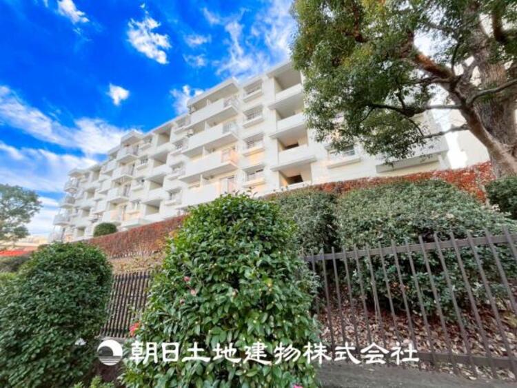 外観 家族の帰り、遊びに来る友人、知人を優しく迎え、温もりに満ちた生活空間を予感させる。帰りたい家がここにあります。