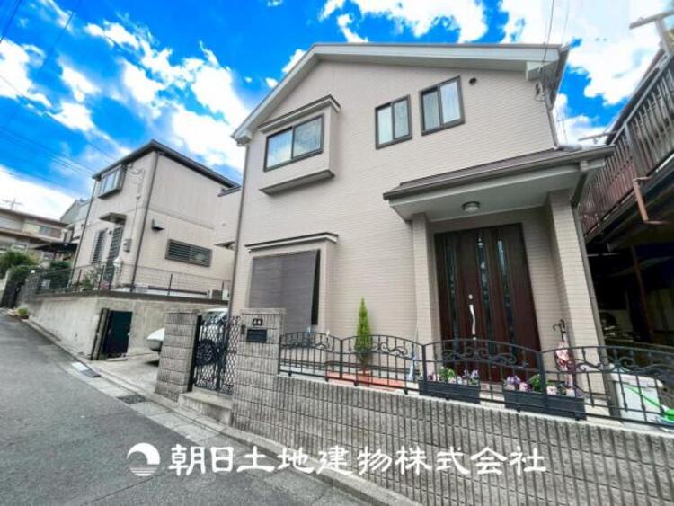 外観 【外観写真】表現された空間はたくさんの光を浴び、風を感じ、暮らしの時間を豊かにしてくれます。デザインされた空間と競い合うかのような充実した建物と共に大切な家族の思い出を刻んでいきます。