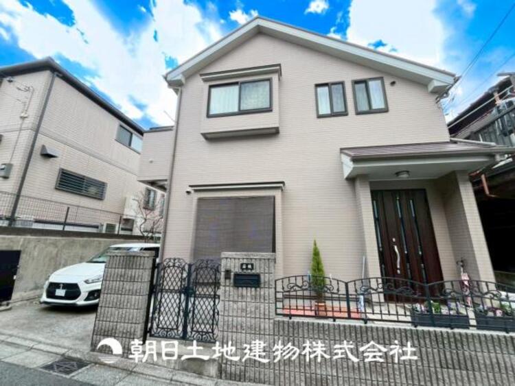 外観 【外観写真】家族の色を映し出す洗練された邸宅は、ずっと輝き続けながらいつしか街の風景に溶け込んでいきます。