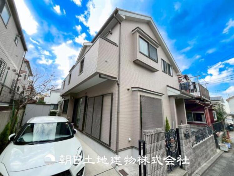 外観 【外観写真】シンプルで洗練された外観が特徴のモダンな一軒家です。直線的なフォルムと落ち着いた色合いが、都会的な雰囲気を演出しています。