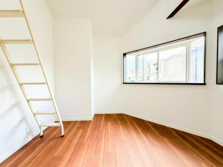 内装 穏やかな寛ぎあじわえるお部屋では有意義な時間がつくれます！大きな窓からと陽光が注がれる明るい空間！光もアクセントの一つとして。一人時間も充実したものにできるプライベートルームは日々を豊かにします！！ 