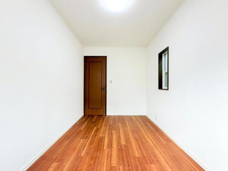 内装 居室はひとり時間を過ごせる安らげるお部屋として活用できます！収納スペースあり！荷物が多くても十分！ベッドや勉強机、テレビなどを置きたい場合におすすめ！！過ごす時間が長くてもゆったり過ごせそうですね！ 