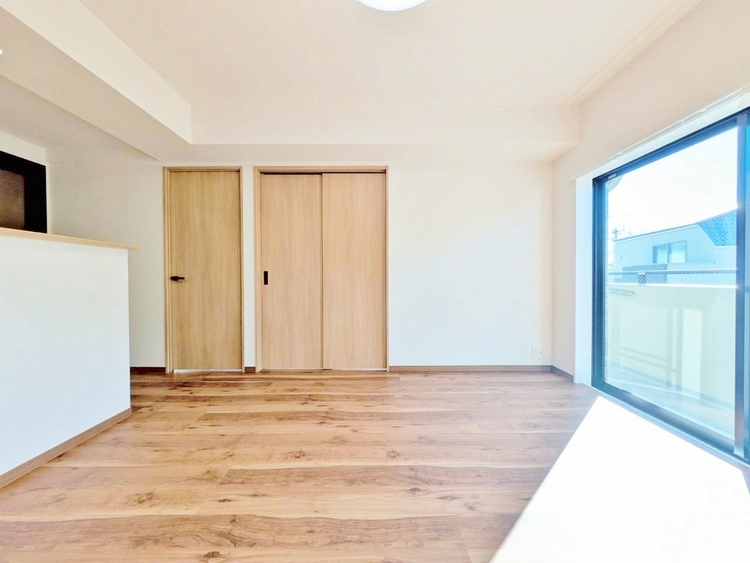 居間 忙しく過ぎゆく日常を置き去るほど、ゆったりした時間が流れるリビング。