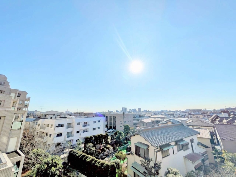 バルコニー 窓を開けると広がる青空。心をリフレッシュして日々を過ごしていきましょう。