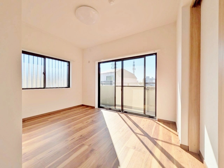 寝室 ベッドも十分に設置するスペースがあります。