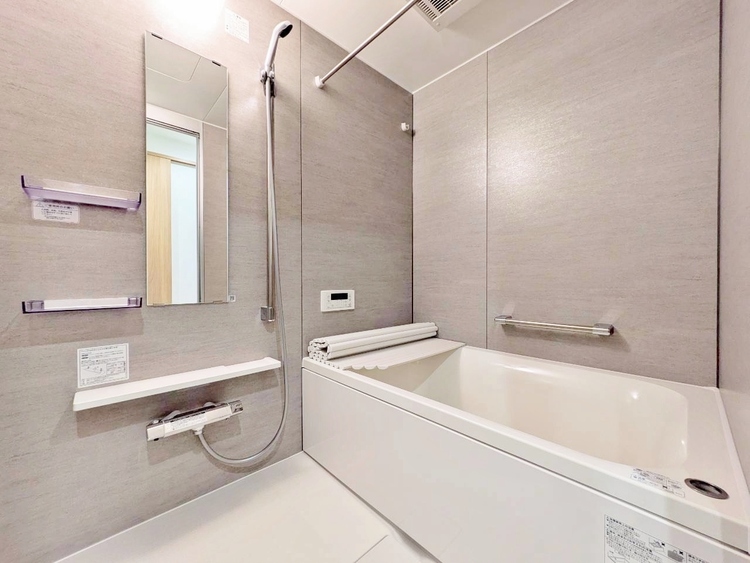 風呂 一日の疲れを癒すバスルームは、心地よいリラックスを叶える清潔感溢れる空間です。