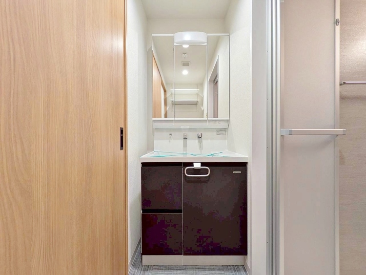 洗面 何かと物が増える場所だからこそ、スッキリと見映えの良い空間に。