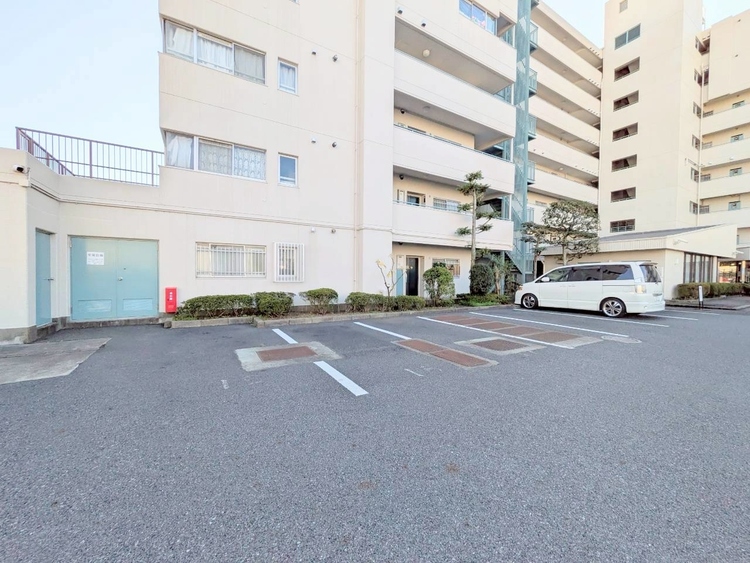 駐車場 本物件の駐車スペースです。車種制限のある場合もございますので、お気軽にお問い合わせくださいませ。