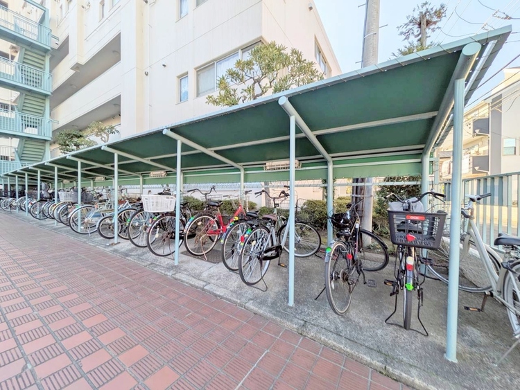 設備 きちんと整備された駐輪場。住む方の心遣いが感じられます。