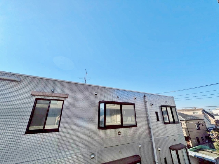 バルコニー 窓を開けると広がる青空。心をリフレッシュして日々を過ごしていきましょう。