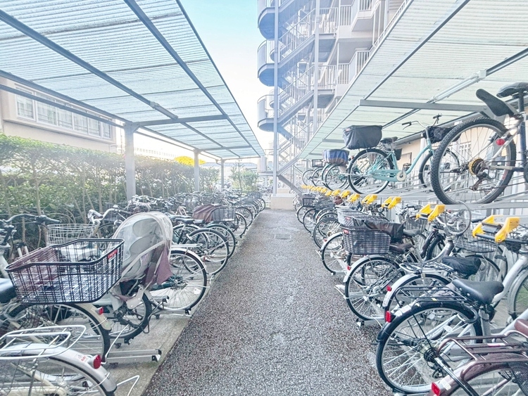設備 きちんと整備された駐輪場。住む方の心遣いが感じられます。