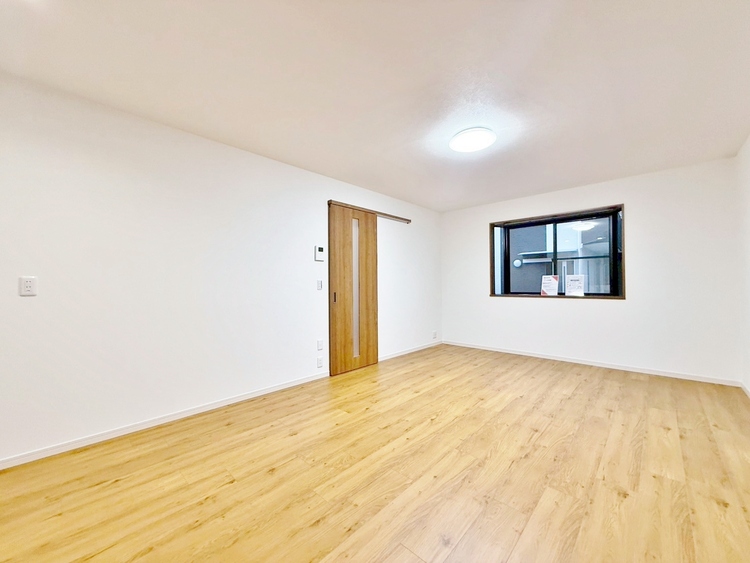 居間 飾り過ぎないシンプルな内装と偏り過ぎないデザインで統一しました。