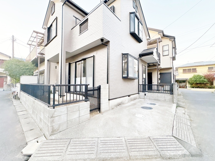 駐車場 本物件の駐車スペースです。車種制限のある場合もございますので、お気軽にお問い合わせくださいませ。