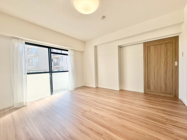 寝室 ベッドも十分に設置するスペースがあります。