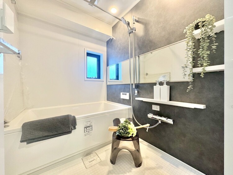 風呂 一日の疲れを癒すバスルームは、心地よいリラックスを叶える清潔感溢れる空間です。