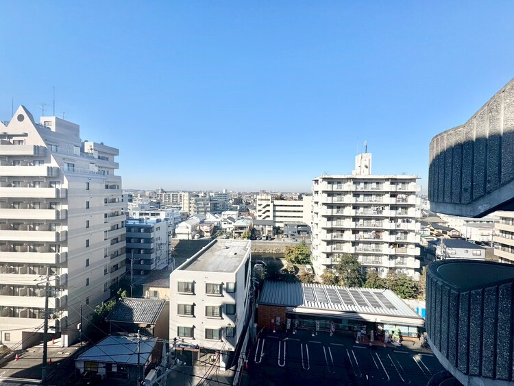 バルコニー 窓を開けると広がる青空。心をリフレッシュして日々を過ごしていきましょう。