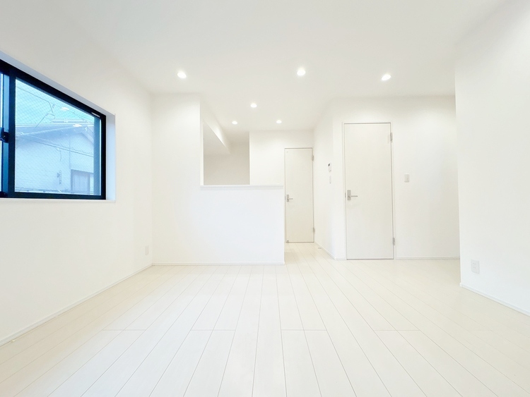 居間 忙しく過ぎゆく日常を置き去るほど、ゆったりした時間が流れるリビング。